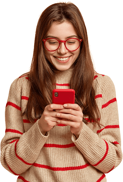 Mulher usando o celular para proteger suas criações